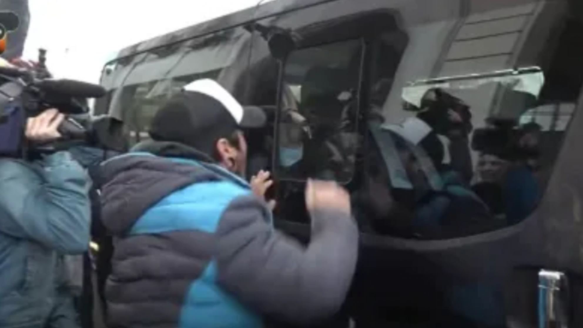 Videos: hubo incidentes en la previa de la jura de Sergio Massa